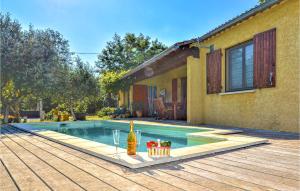 Maisons de vacances Awesome home in St Andr-Roquepertuis with 3 Bedrooms, WiFi and Outdoor swimming pool : photos des chambres