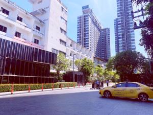 Infinity pool one bedroom apartment