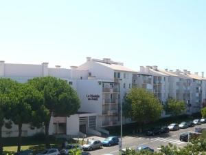 Appartement T2 avec terrasse et parking à 350m de la plage, proche commerces. - FR-1-307-217