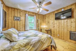 Peak-a-Blue Cabin - Watch Movies from Hot Tub, Mountain View, Bigfoot Bunker Game Room, Fire Pit, Oversized Deck, Screened-in Porch