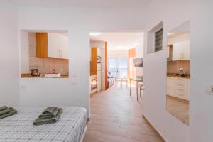 Spacious studio next to the sea with stunning views