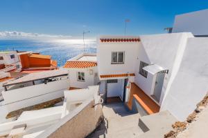 Spacious studio next to the sea with stunning views