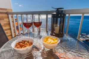 Spacious studio next to the sea with stunning views