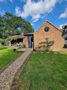 Garden Lodge close to Wakehurst and Kew Seed Bank Ardingly - West Hoathley