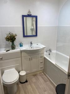 Trafalgar, lovely ground floor flat with outside patio garden, minutes walk to seafront