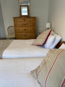 Trafalgar, lovely ground floor flat with outside patio garden, minutes walk to seafront