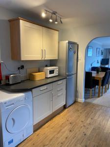 Trafalgar, lovely ground floor flat with outside patio garden, minutes walk to seafront