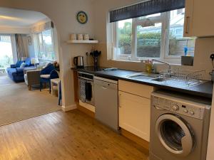 Trafalgar, lovely ground floor flat with outside patio garden, minutes walk to seafront
