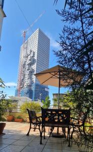 The Bloom Veranda - Elegant City Center Retreat