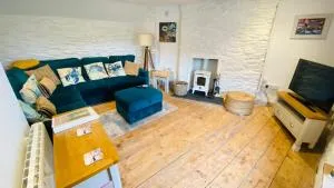 SPINDRIFT is A Beautiful Newly Refurbished THREE BEDROOM Private Family House located on the OLD HARBOUR and the COASTAL PATH in the Heart of Beautiful POLPERRO - Polperro
