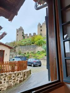 Maisons de vacances Chateau-une - a Beautiful historic medieval holiday rental. : photos des chambres