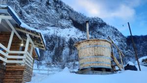 Cabana Himalaya Lodge cu ciubăr din inima munților Apuseni- masivul Buces -Vulcan