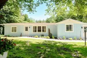 Little Blue Cottage: a wooded getaway near beaches and towns - Coloma