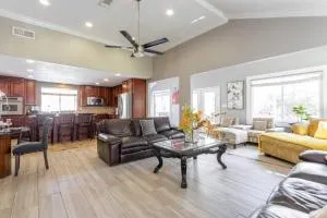 Amazing BBQ POOl home at center of LA美式四房大地泳池烧烤区美屋 - Pomona