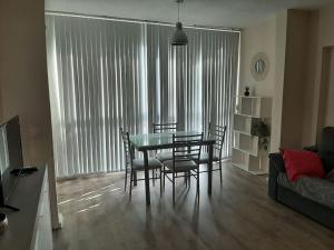 Vistas al mar. Junto a la playa. Garaje y piscina.