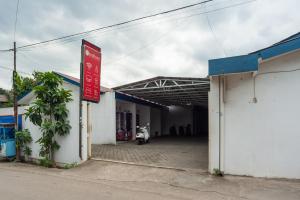 RedDoorz Syariah Plus near Jatiwarna Toll Gate