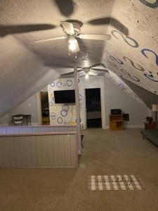 Awesome Attic Studio Private Room 3A