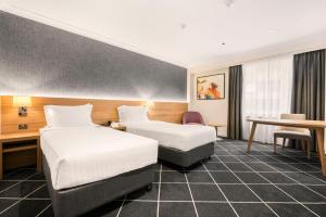 Deluxe Twin room in Holiday Inn Darling Harbour
