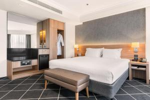 Deluxe Suite room in Holiday Inn Darling Harbour