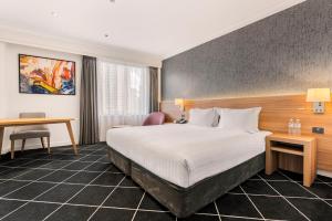 Premier King room in Holiday Inn Darling Harbour