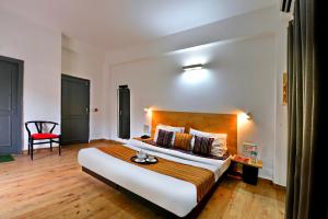 Divine Inn Couple Friendly Hotel near Sector 51 Metro Station