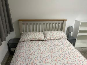 Modern 2 bedroom flat with Sky TV & free parking