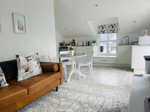 Quaint Gowrie Village Apartment