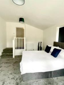 2.Superb Serviced Apartment - free on road parking