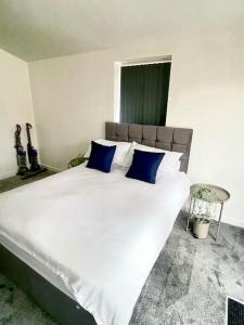 2.Superb Serviced Apartment - free on road parking