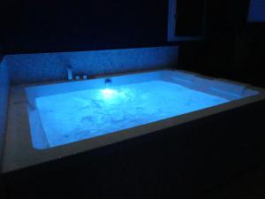 B&B / Chambres d'hotes L'Eclipse maison romantique avec Jacuzzi : photos des chambres