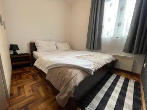 Djuric Apartman, Kraljevi Cardaci