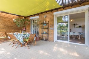 La Félyvonne, villa familiale confortable avec sa grande terrasse ombragée et sa vue dégagée vers la mer