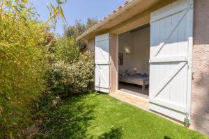 La Félyvonne, villa familiale confortable avec sa grande terrasse ombragée et sa vue dégagée vers la mer
