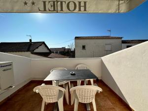 Hotels Hotel Les Palmiers En Camargue : Chambre Quadruple Confort avec Balcon 