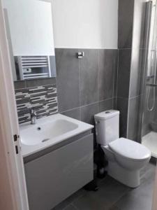 Logement tout neuf avec piscine et bord de mer