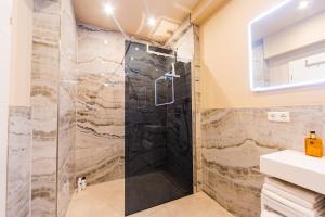 Lit Living: Luxury - Box Spring - Zwischen MA und HD - Netflix - 8 Personen