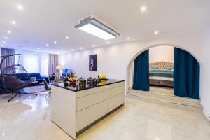 Lit Living: Luxury - Box Spring - Zwischen MA und HD - Netflix - 8 Personen