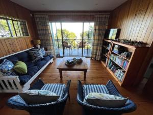 obrázek - Peaceful guest suite with balcony views and garden setting