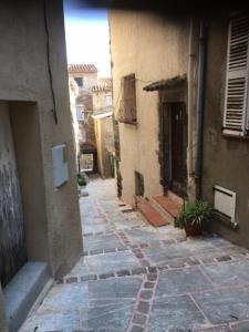 Appartements Logement neuf centre du village aux pieds du chateau : photos des chambres