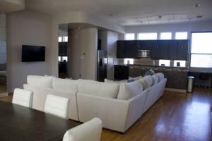 Spacious 3 Bed, 3.5 Bath in Montrose -Gym Included