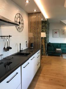 Zielony apartament z widokiem na jezioro