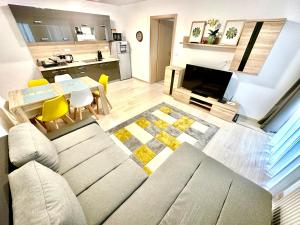 Pine Apartment & Pool