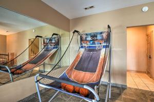 Pool, Games and Basketball Court! Branson Getaway