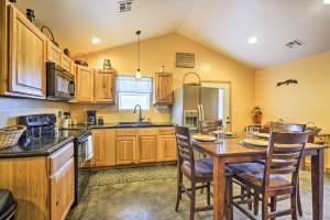 The Bunkhouse at Rolling Meadows Ranch with Grill!