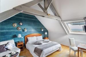 Maisons d'hotes La Metairie-du-Vauhariot - Vue Mer et Mont Saint Michel - Piscine Chauffee - Acces GR34 : photos des chambres