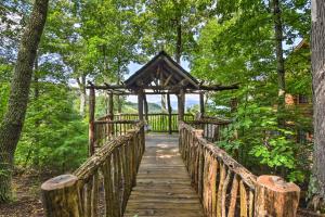 Mountain-View Blue Ridge Condo On-Site Hiking!