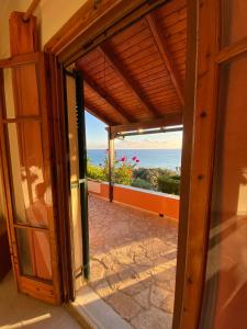 Papadatos Apts With Amazing View - 5mins from the beach