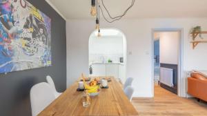 One Bed Top Floor, Brand New, Central Old Town