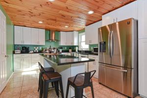 *NEW* Beautiful 3 floor Townhome with Sauna