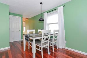 *NEW* Beautiful 3 floor Townhome with Sauna